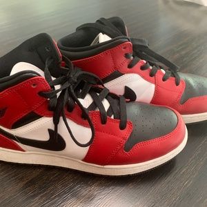 Air Jordan 1 Mid GS “Chicago Black toe”
